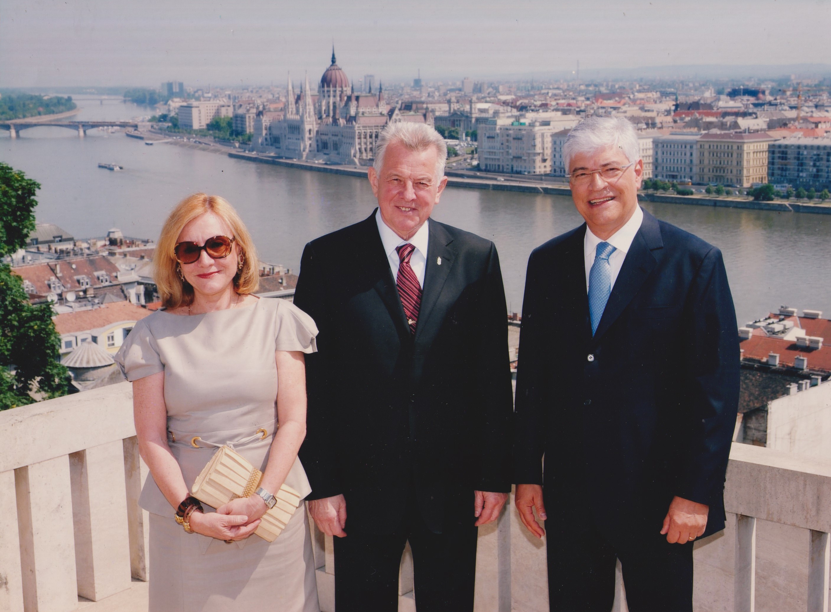Registro feito durante o evento de entrega das credenciais em Budapeste, em 2011. O recém empossado embaixador Sérgio Eduardo Moreira Lima posa para foto ao lado do então presidente da Hungria, Pál Schmitt, e de sua esposa e embaixatriz Ana, que tem ascendência húngara.